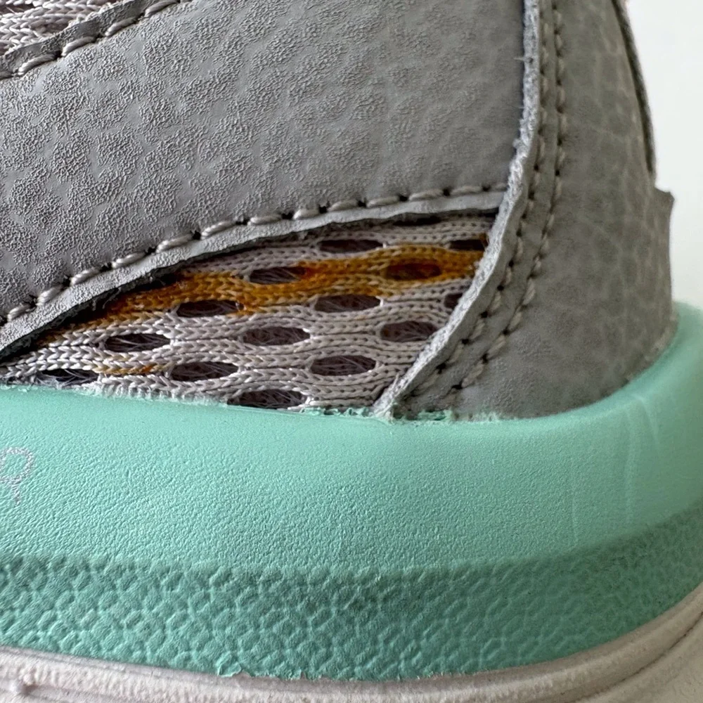 Sketchers Relaxed Fit Air Cooled Memory‎ Foam Women Size 8 Light Gray Mint Peach